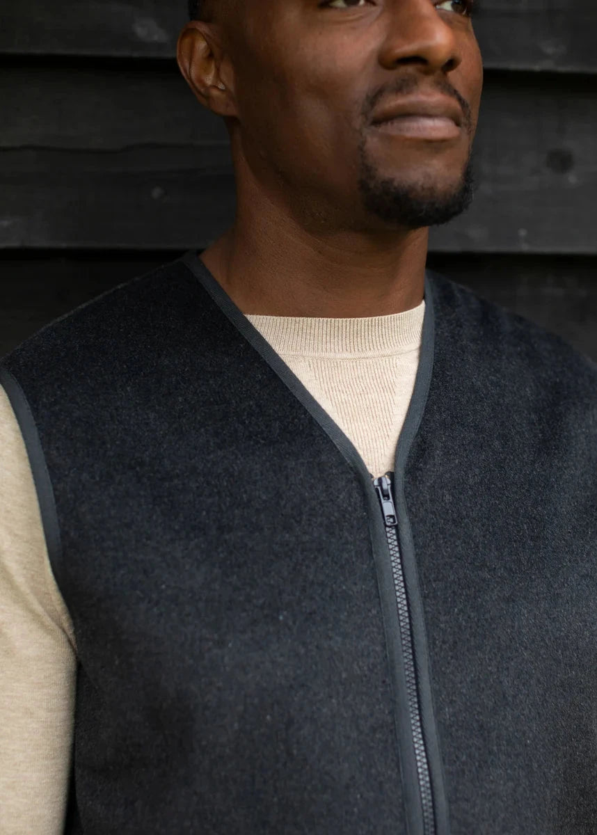 Peter Gilet | Dark Charcoal Gilet Chalk